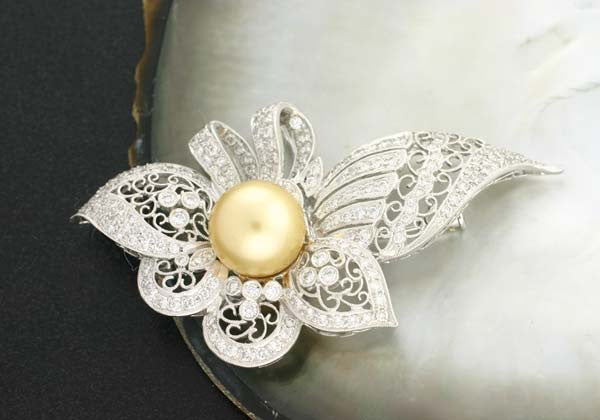 1573 - Golden South Sea Pearl Brooch Pin