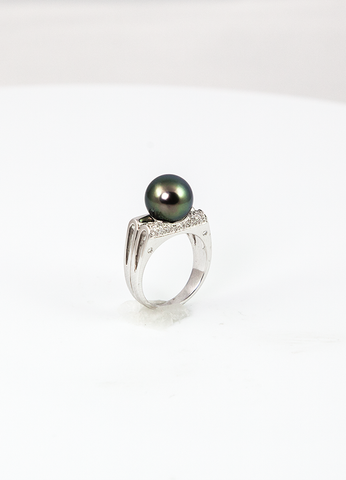 1131 - 18K Tahitian Black Pearl Ring