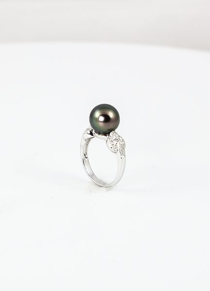 Betty 18K Tahitian Black Pearl Ring