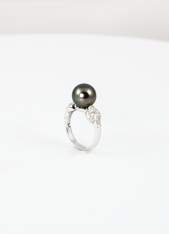 Betty 18K Tahitian Black Pearl Ring