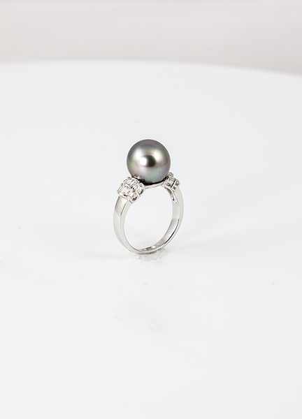 Raine 18K Tahitian Black Pearl Ring